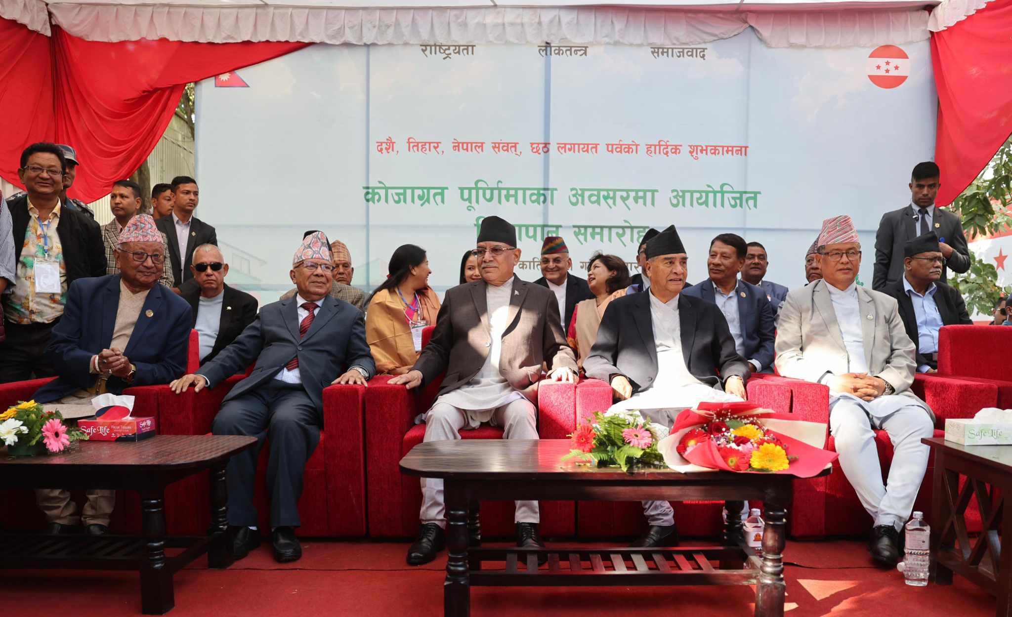 प्रधानमन्त्री प्रचण्ड पुगे काँग्रेसको चियापानमा