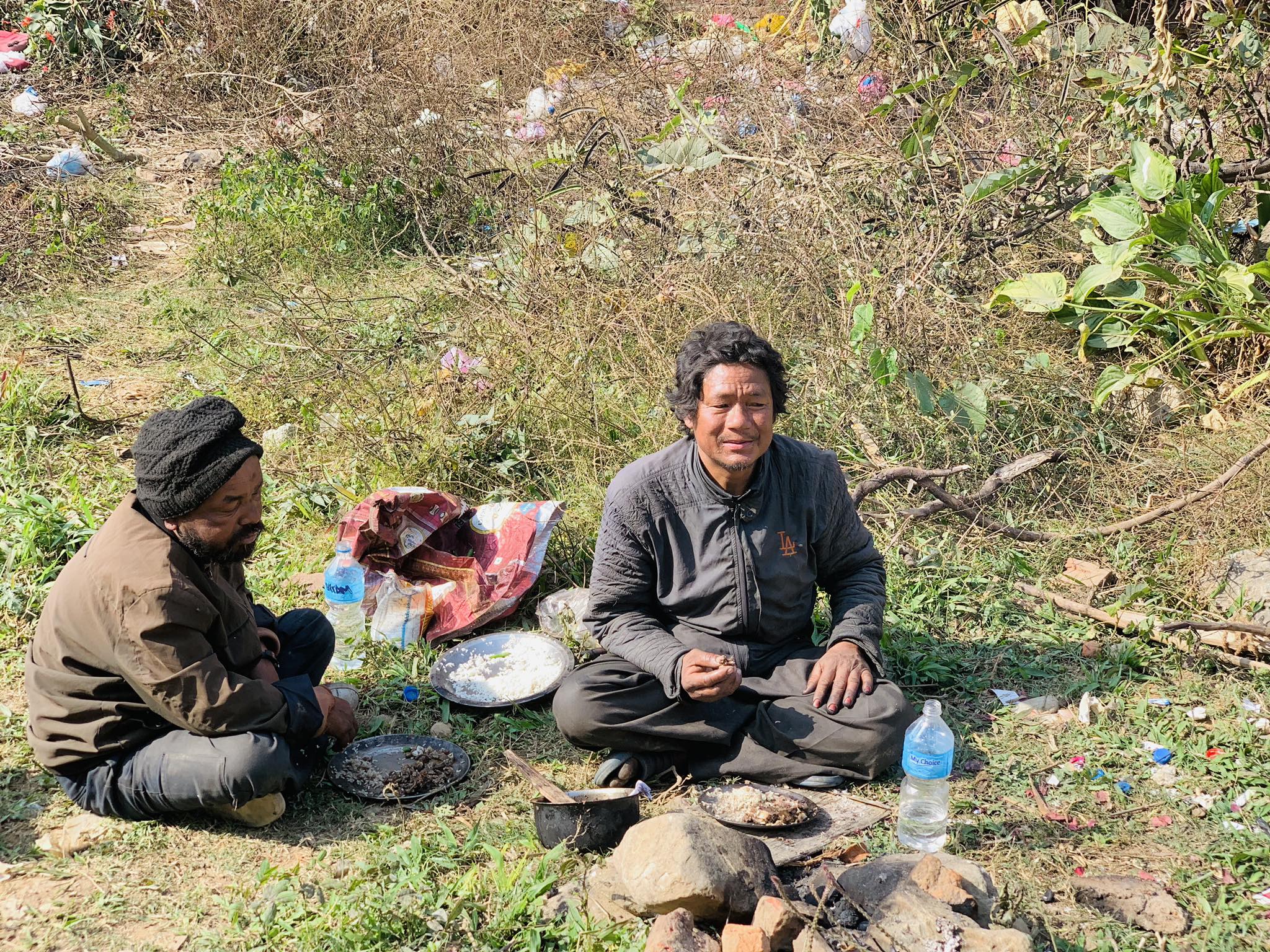 सडकको पेटिमा बास र चुलो