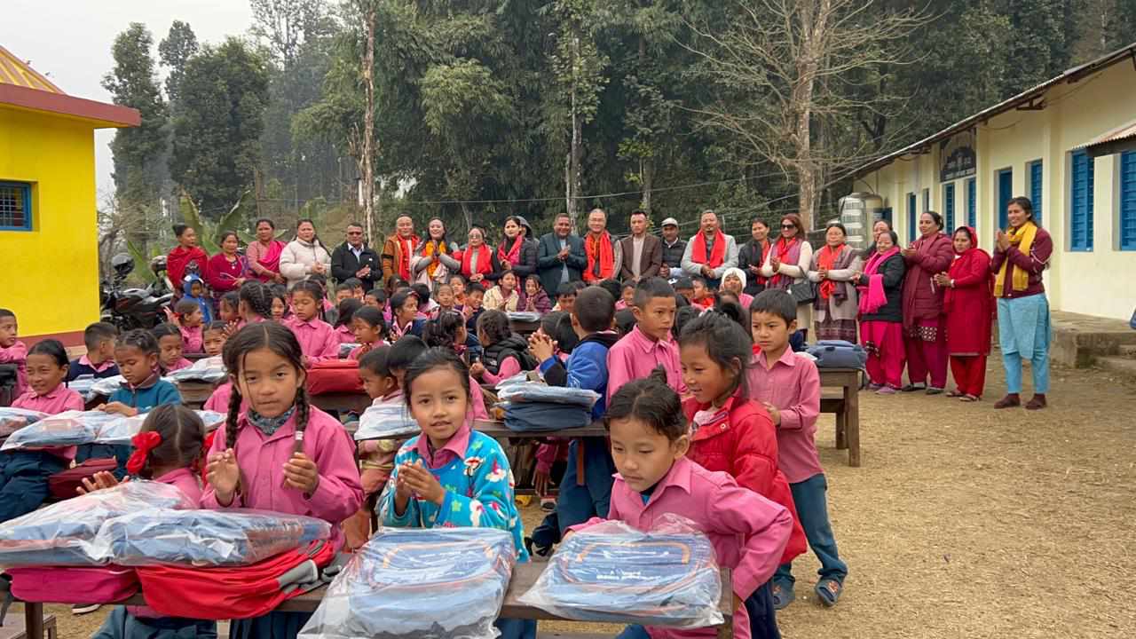 जन्मदिनको अवसरमा १३९ विद्यार्थीलाई ब्याग वितरण