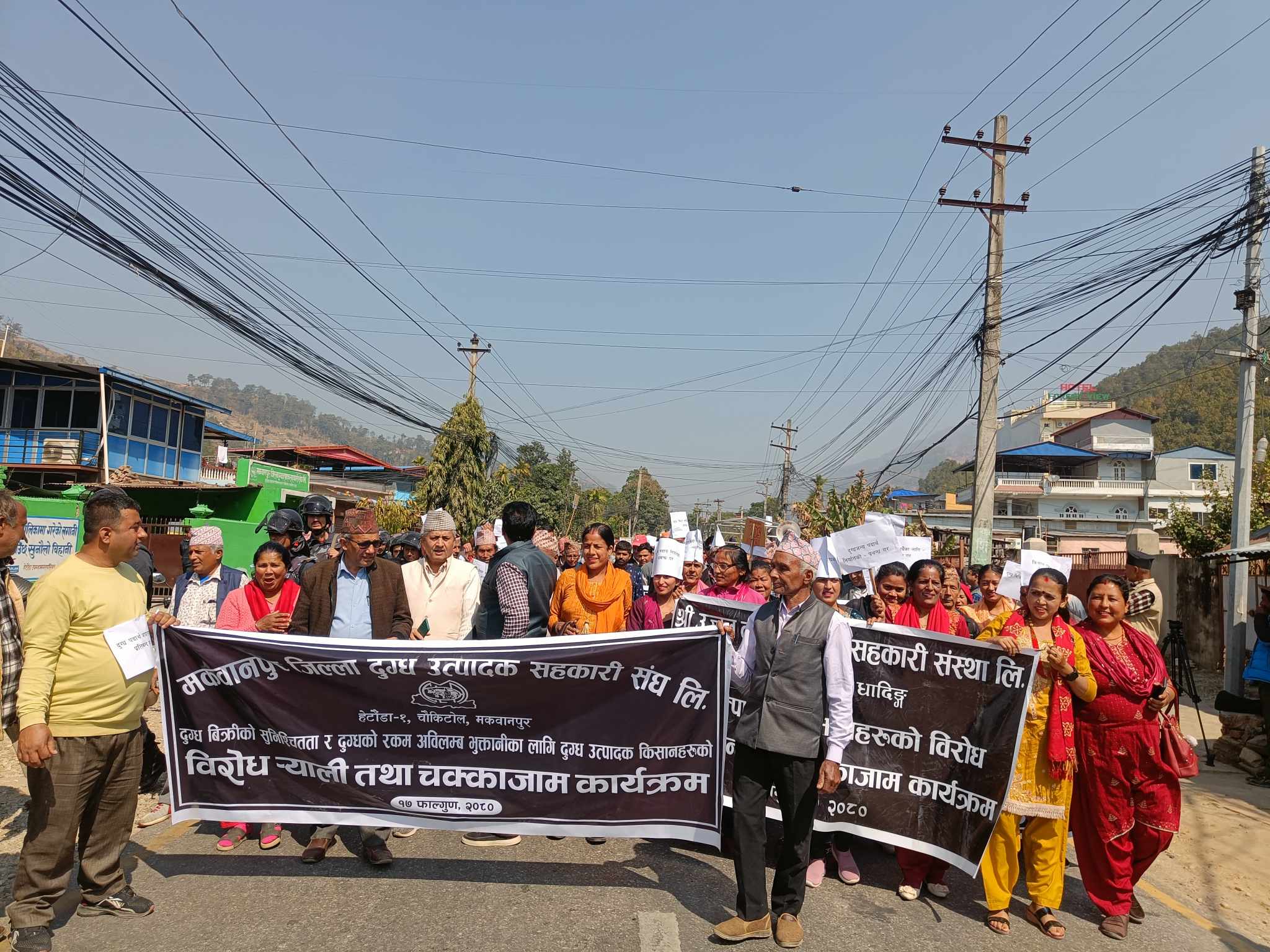 दुधको रकम भुक्तानी गर भन्दै किसानले गरे आन्दोलन