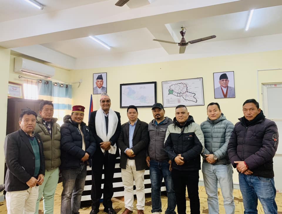 नागरिक बडा पत्र तामाङ भाषामा ऐतिहासिक रुपमा राखिएको भन्दै घेदुङले गरे सिडिओलाई धन्यवाद ज्ञापन