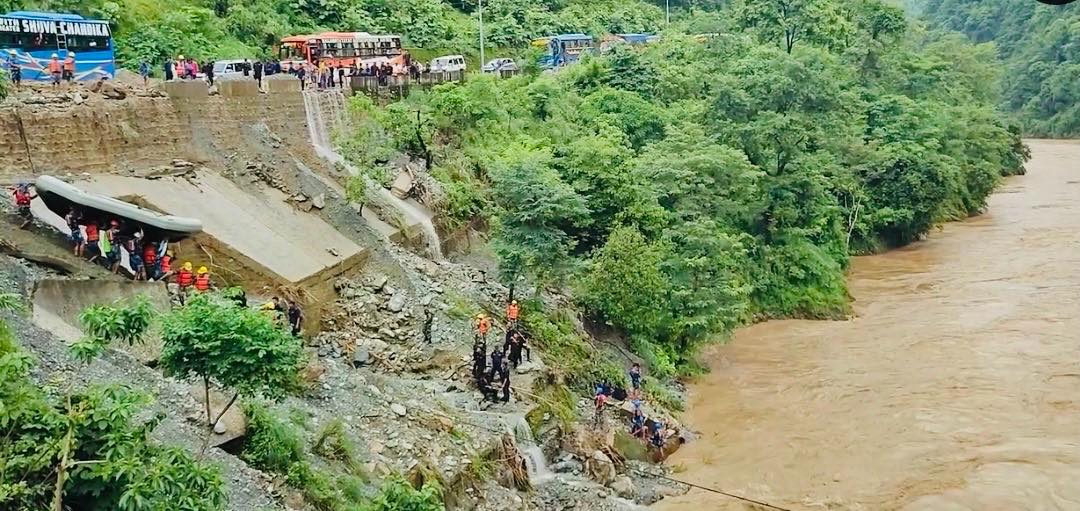 नारायणगढ–मुग्लिन सडक खण्डमा गएको पहिरोले बगाएको बस अझै भेटिएन