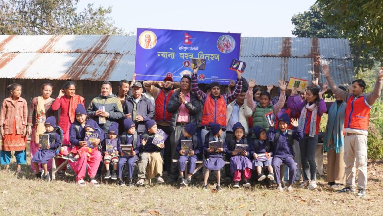 सहयोगापेक्षी विद्यार्थीलाई न्यानो कपडा वितरण