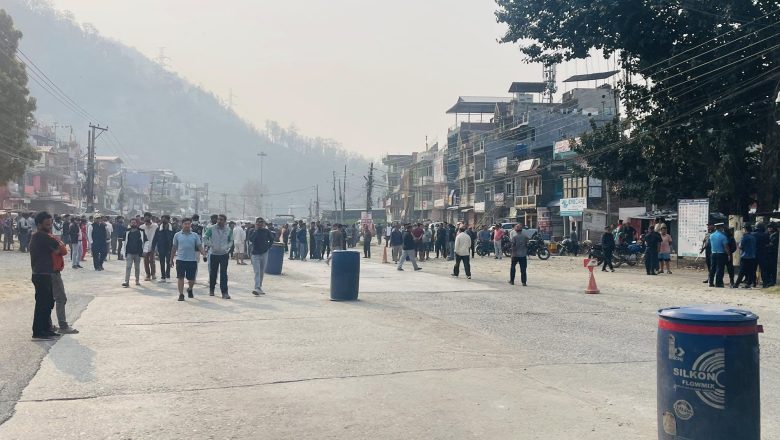 मनहरीमा बस र म्याजिक ठोक्किदा कोईरालाको मृत्यु, स्थानियद्धारा  पुर्व पश्चिम राजमार्ग अवरोध