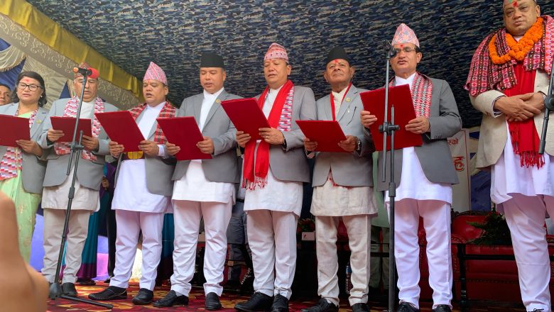 मुख्यमन्त्री बानियाँ सहित  ८  मन्त्रीले लिए सपथ