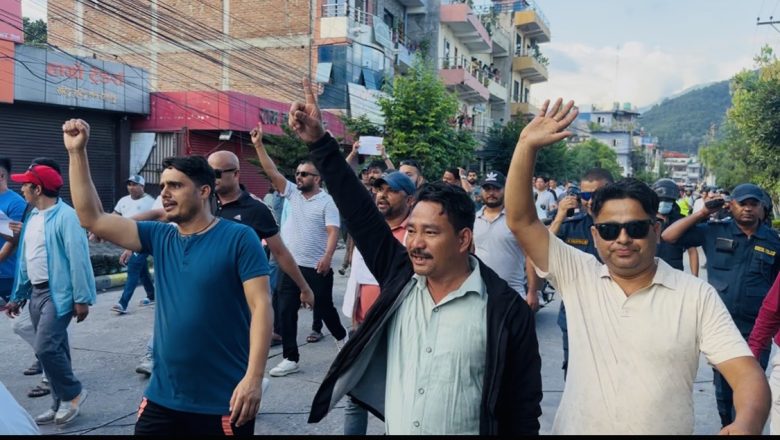 हेटौंडामा युवाहरुको प्रदर्शन, संविधान र राष्ट्रपति पौडेलको अवस्था सार्वजनिक गर्न माग