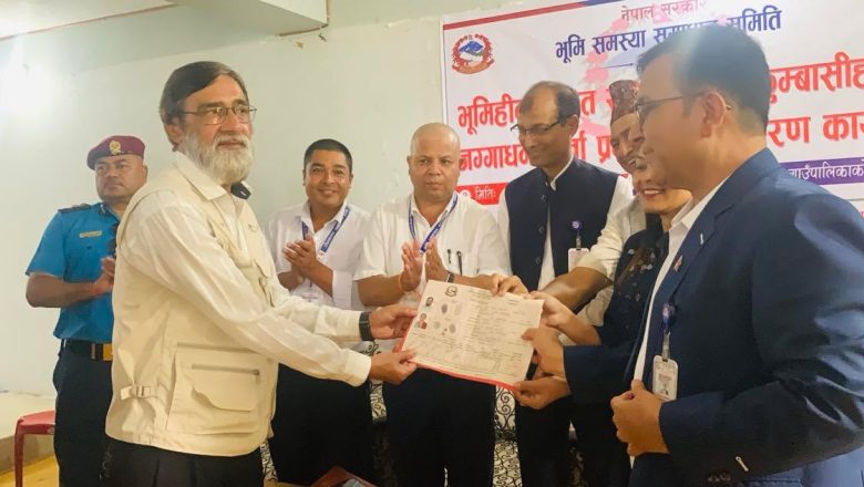मकवानपुरगढी ३ का ६ जना भूमिहीन दलित तथा सुकुम्बासीलाई लालपुर्जा वितरण