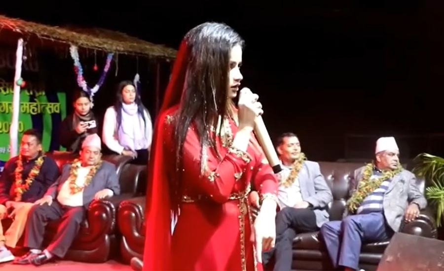 ‘लाइभ कन्सर्ट’मा साउण्ड टेक्निसियनसँग एलिना चौहानको पर्‍यो चर्काचर्की