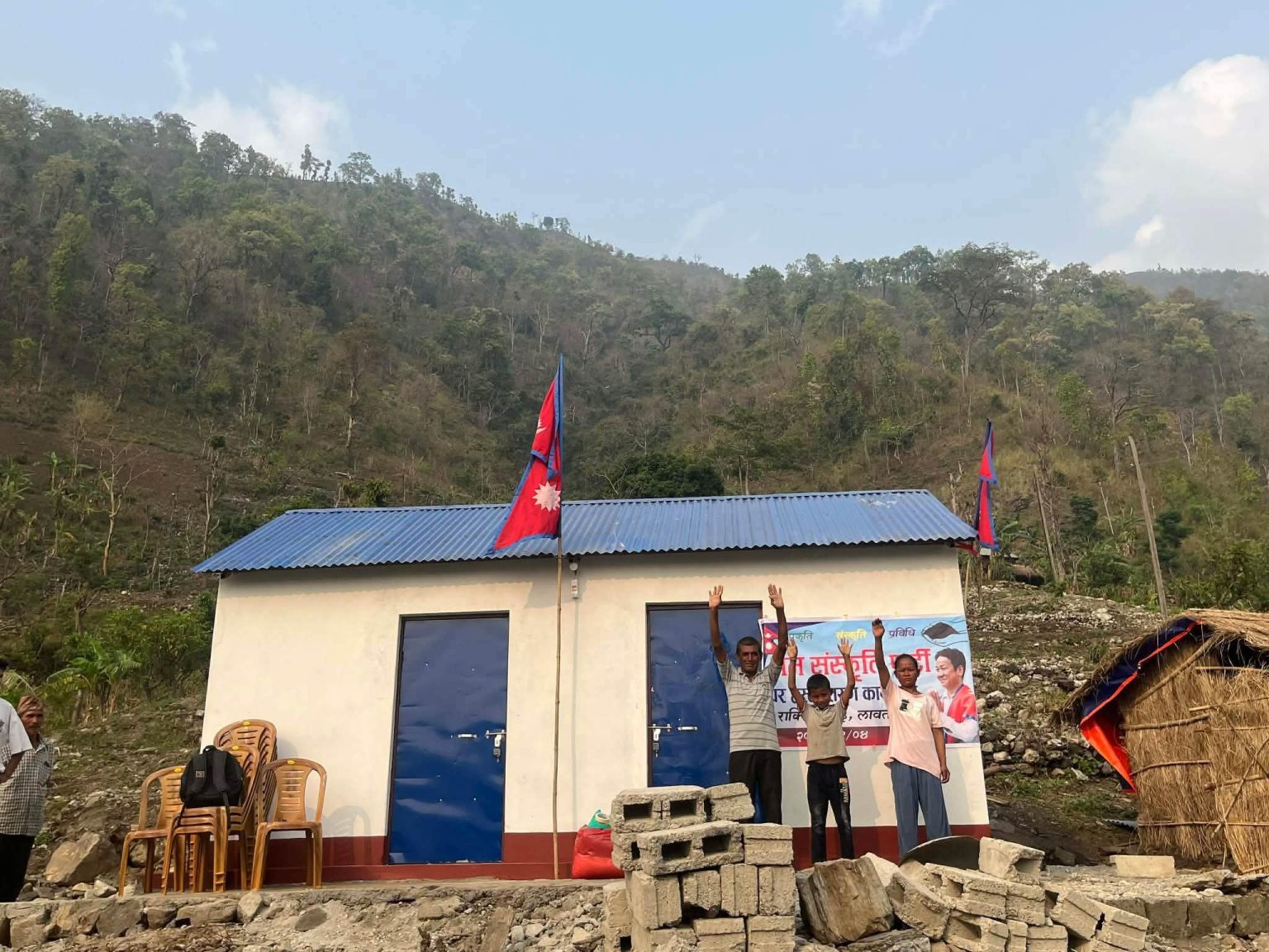 श्रम संस्कृति पार्टीद्धारा आगलागीबाट घर गुमाएकी चेपाङ्गको परिवारलाई नयाँ घर निर्माण गरी हस्तान्तरण
