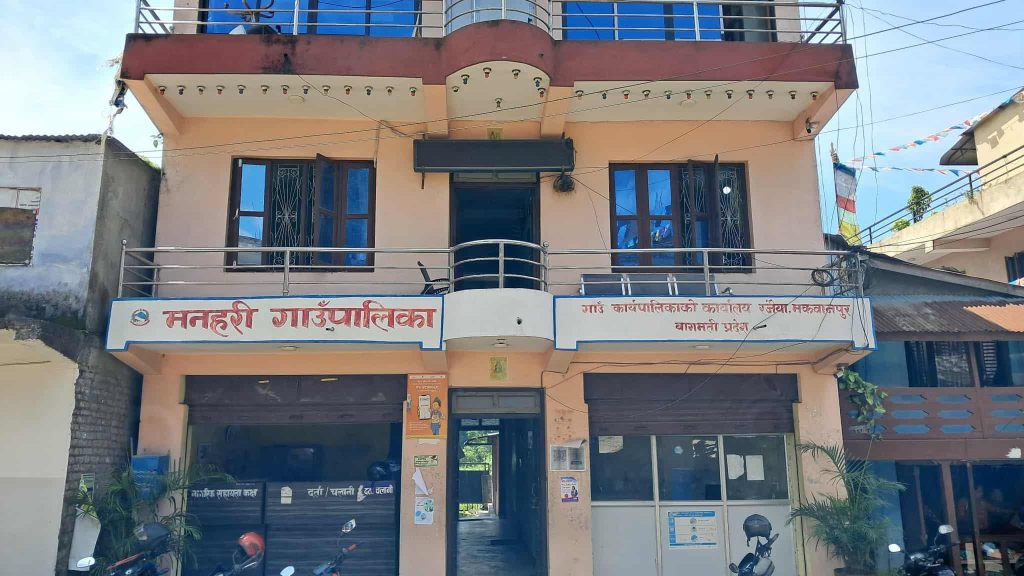 बाढीपीडितका लागि मनहरी गाउँपालिकाको उदाहरणीय सहयोग