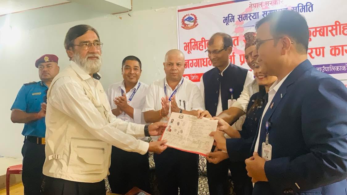 मकवानपुरगढी ३ का ६ जना भूमिहीन दलित तथा सुकुम्बासीलाई लालपुर्जा वितरण